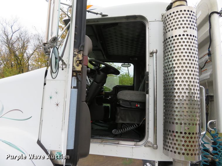 image for item DI3806 2007 Kenworth T800  semi truck