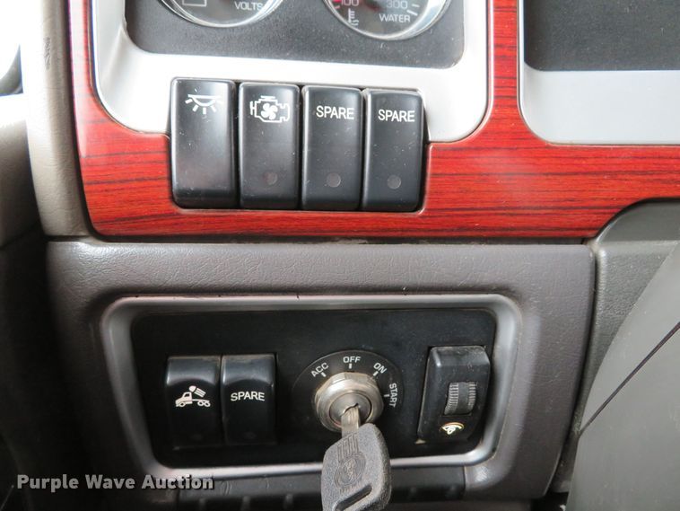 image for item DI3806 2007 Kenworth T800  semi truck