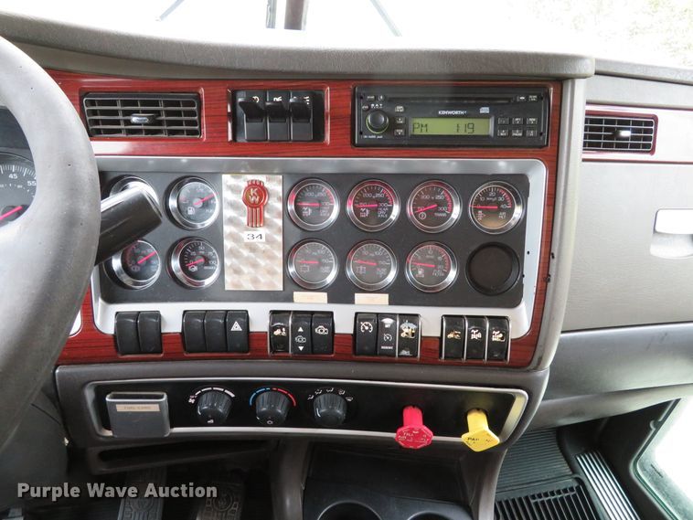 image for item DI3806 2007 Kenworth T800  semi truck