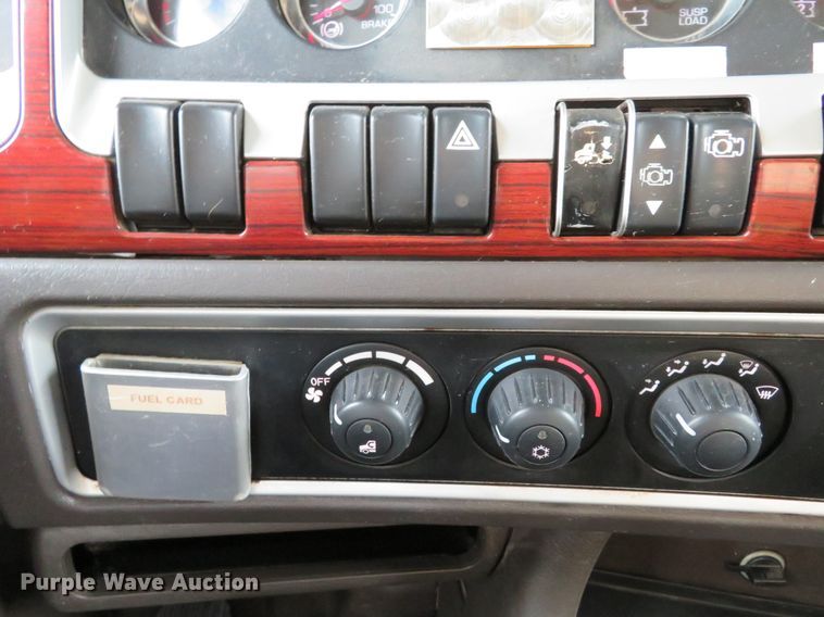 image for item DI3806 2007 Kenworth T800  semi truck