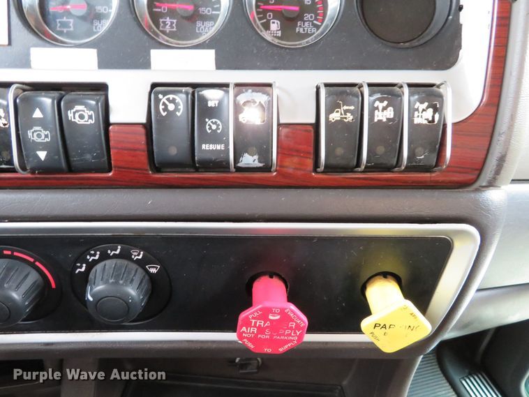 image for item DI3806 2007 Kenworth T800  semi truck