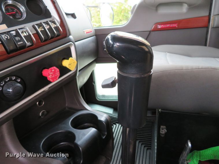 image for item DI3806 2007 Kenworth T800  semi truck