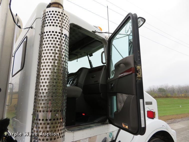 image for item DI3806 2007 Kenworth T800  semi truck