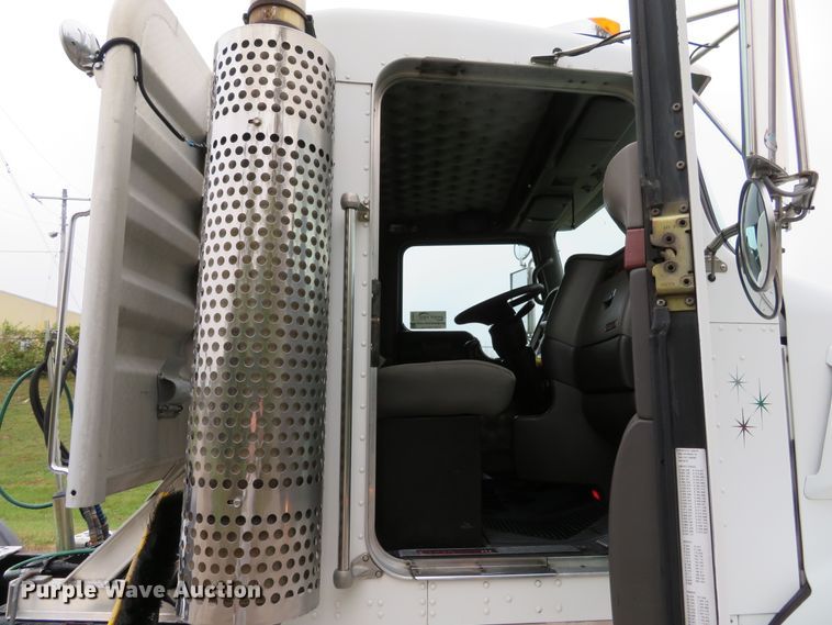 image for item DI3806 2007 Kenworth T800  semi truck