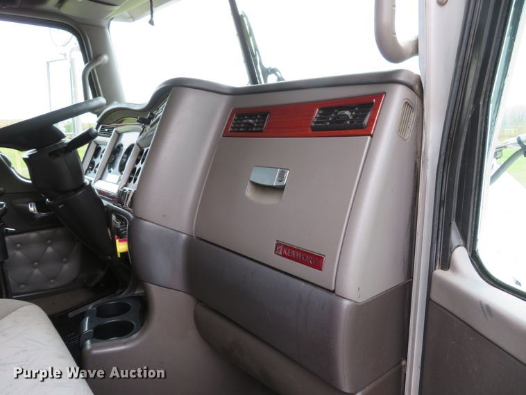 image for item DI3806 2007 Kenworth T800  semi truck