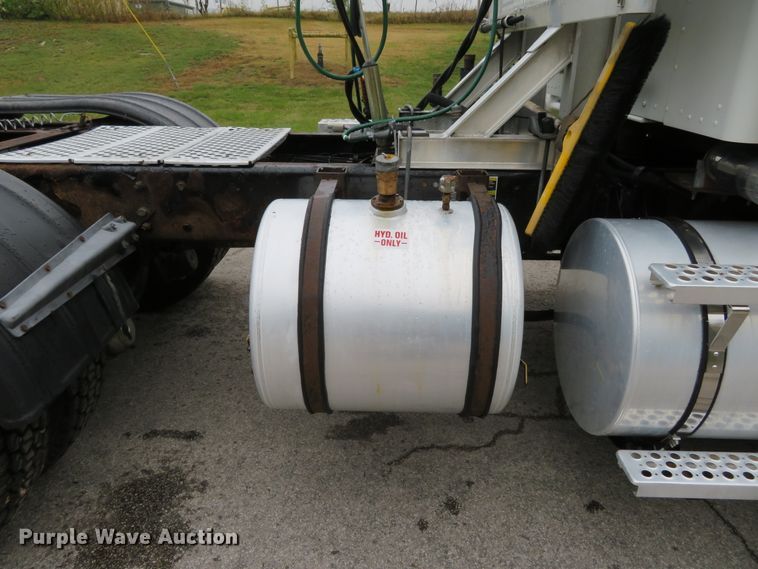 image for item DI3806 2007 Kenworth T800  semi truck