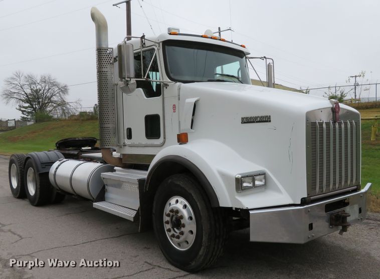 image for item DI3807 2009 Kenworth T800  semi truck