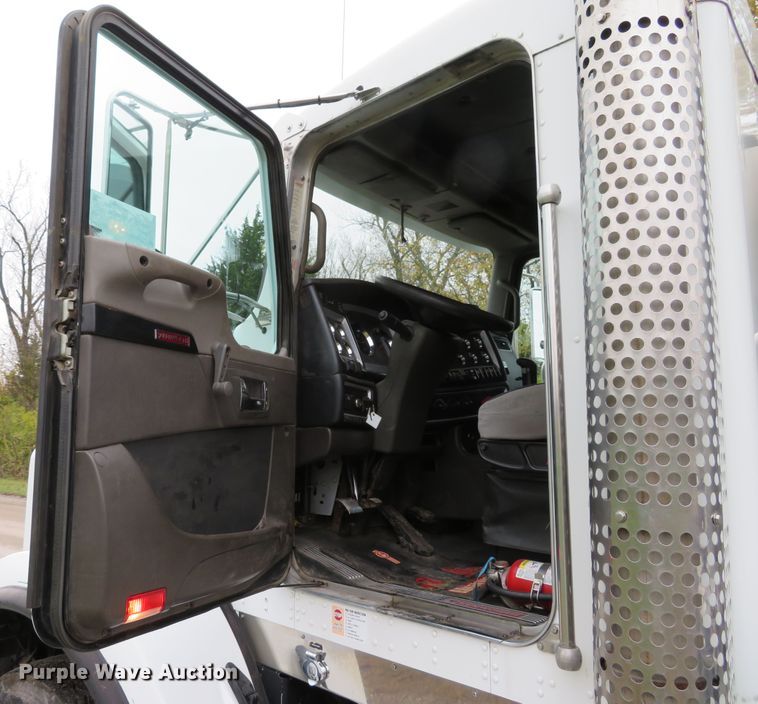 image for item DI3807 2009 Kenworth T800  semi truck