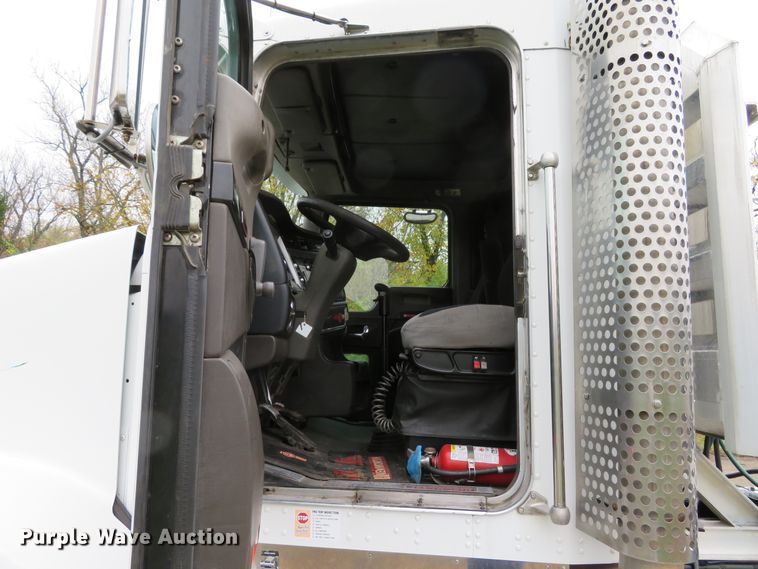 image for item DI3807 2009 Kenworth T800  semi truck