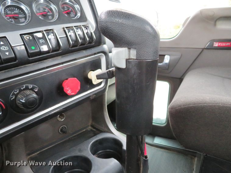 image for item DI3807 2009 Kenworth T800  semi truck