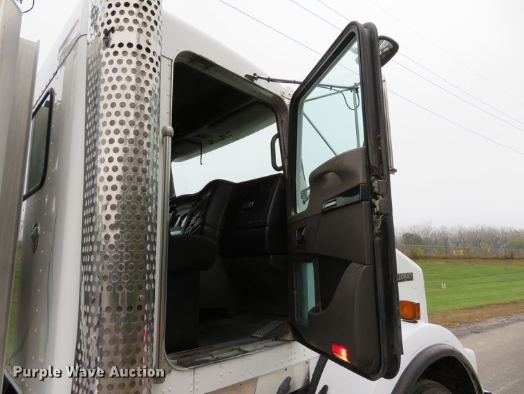 image for item DI3807 2009 Kenworth T800  semi truck
