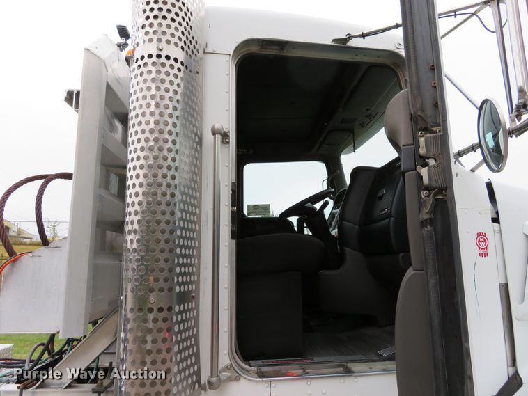 image for item DI3807 2009 Kenworth T800  semi truck