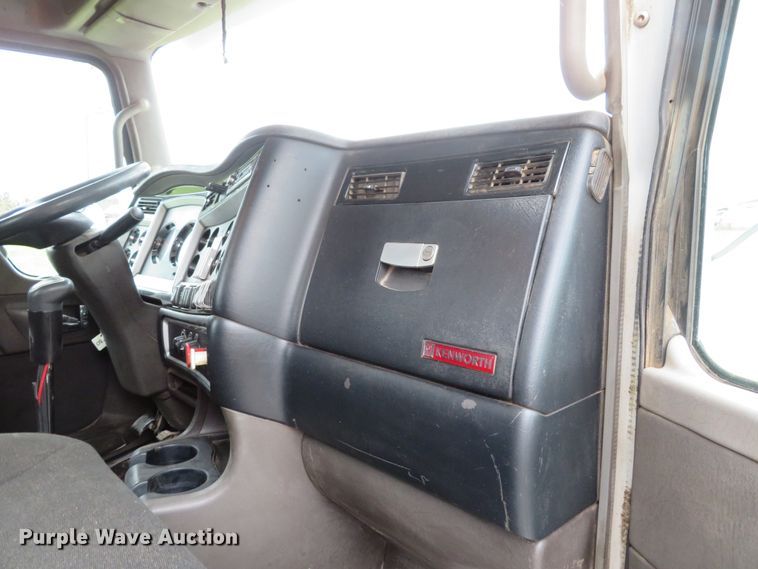 image for item DI3807 2009 Kenworth T800  semi truck