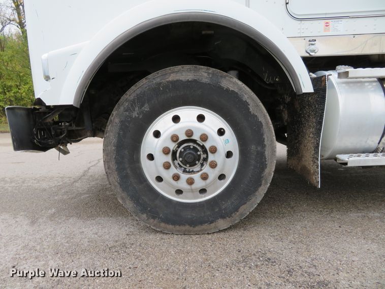 image for item DI3807 2009 Kenworth T800  semi truck