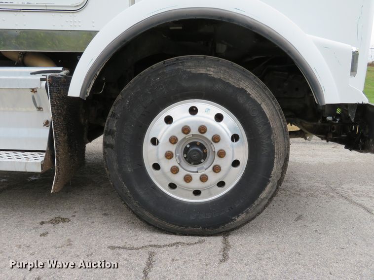 image for item DI3807 2009 Kenworth T800  semi truck