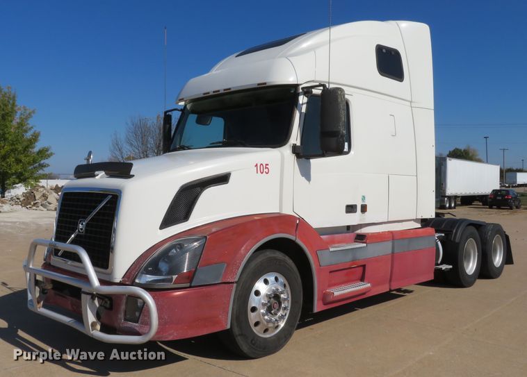 image for item DI3826 2005 Volvo VN  semi truck