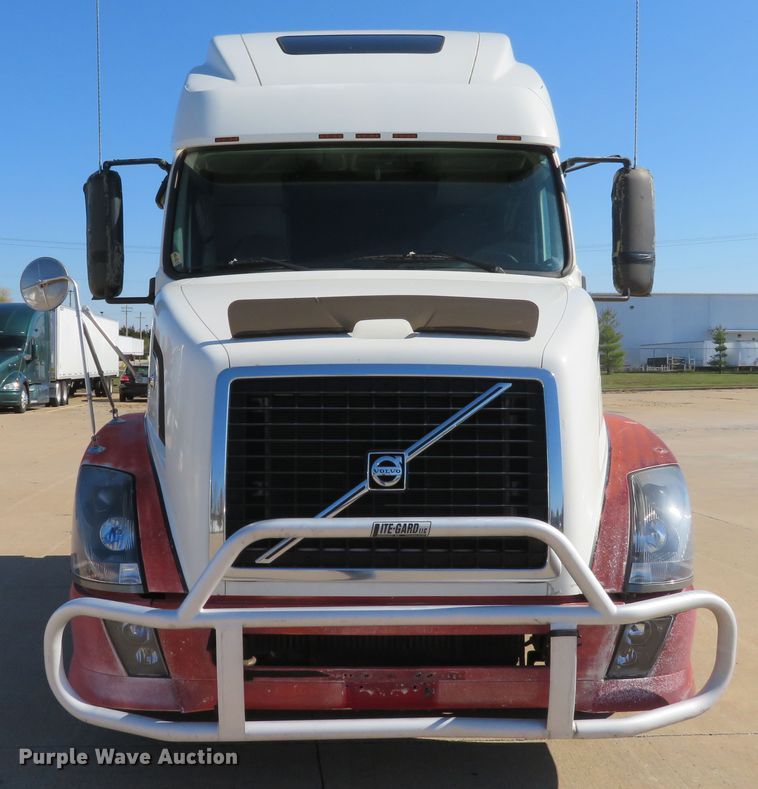 image for item DI3826 2005 Volvo VN  semi truck