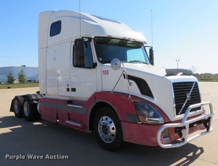 image for item DI3826 2005 Volvo VN  semi truck