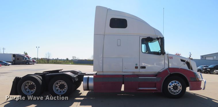 image for item DI3826 2005 Volvo VN  semi truck