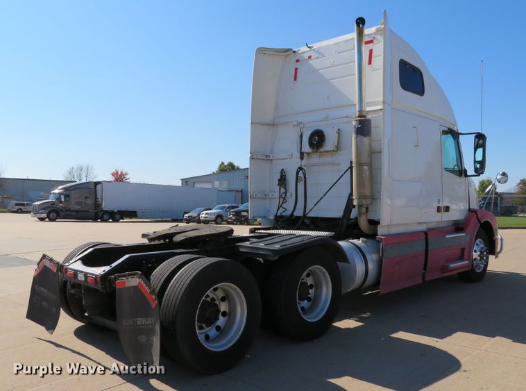 image for item DI3826 2005 Volvo VN  semi truck