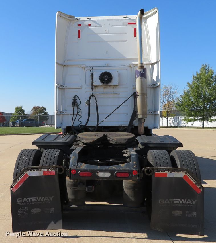 image for item DI3826 2005 Volvo VN  semi truck