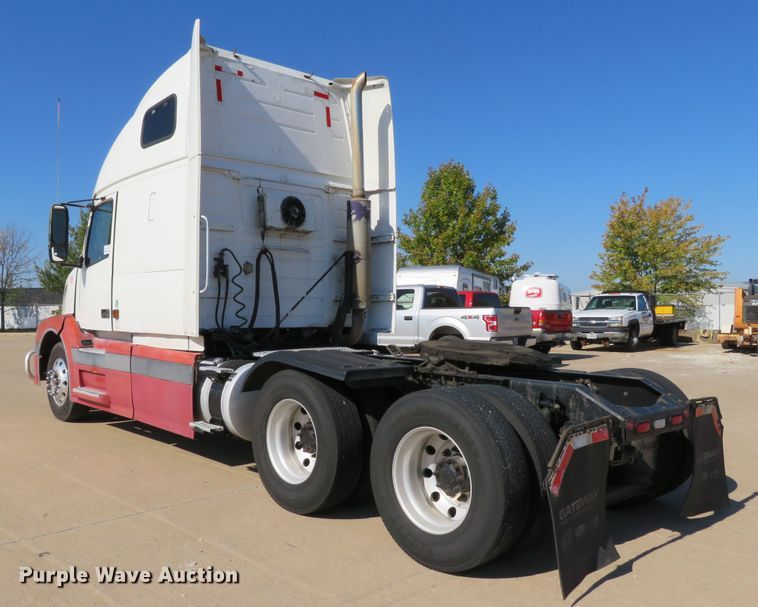 image for item DI3826 2005 Volvo VN  semi truck