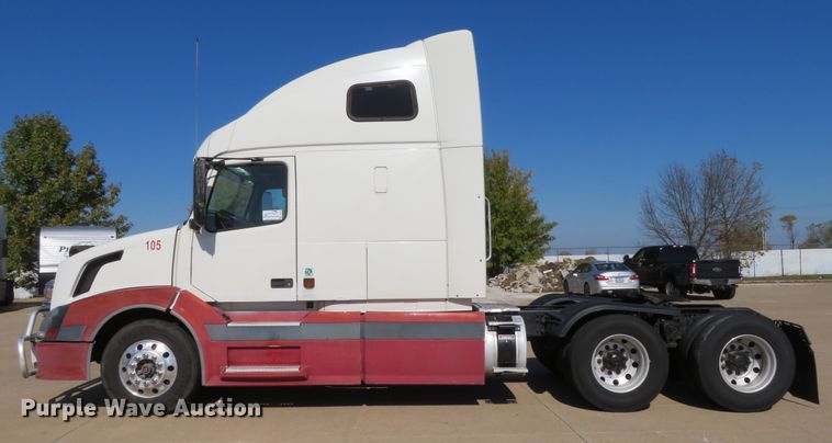 image for item DI3826 2005 Volvo VN  semi truck