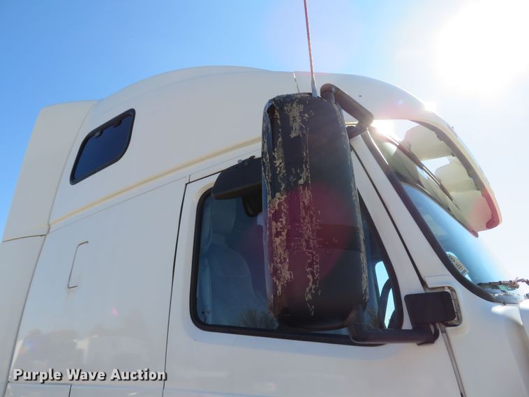 image for item DI3826 2005 Volvo VN  semi truck