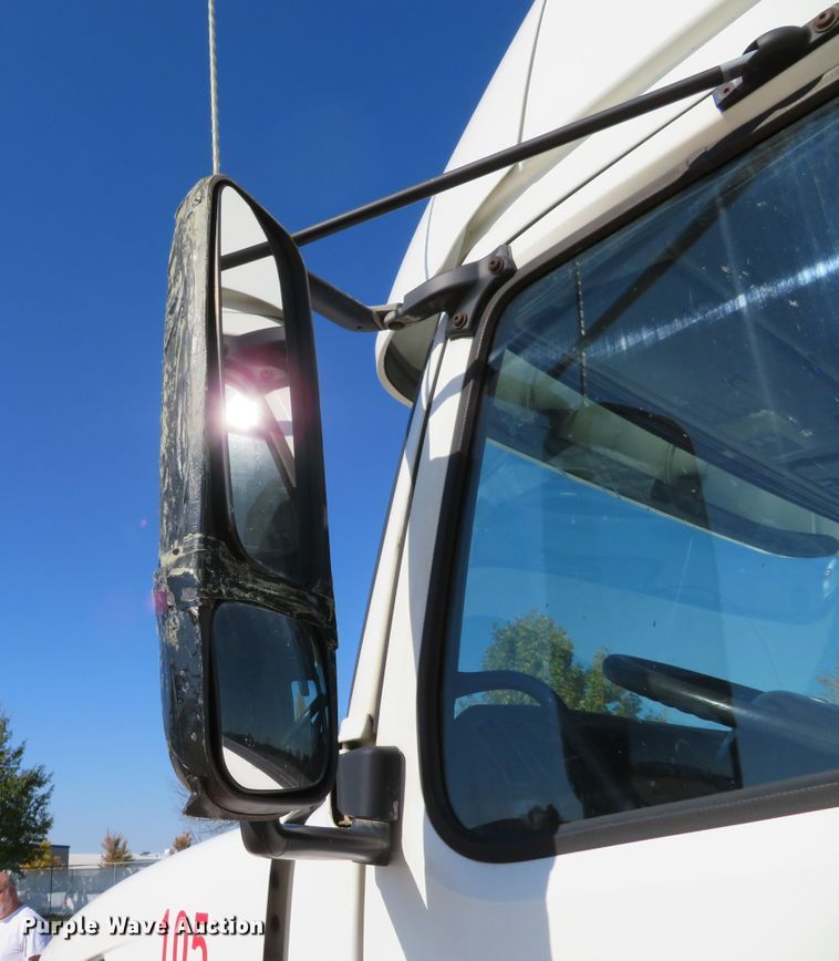 image for item DI3826 2005 Volvo VN  semi truck