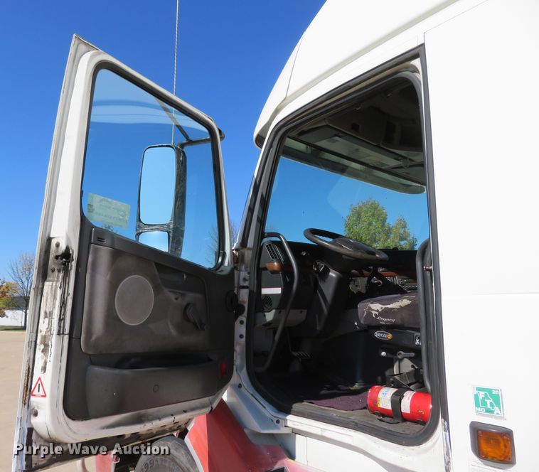 image for item DI3826 2005 Volvo VN  semi truck