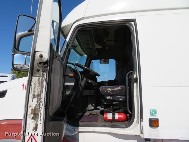 image for item DI3826 2005 Volvo VN  semi truck