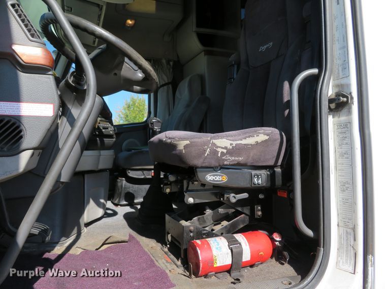 image for item DI3826 2005 Volvo VN  semi truck