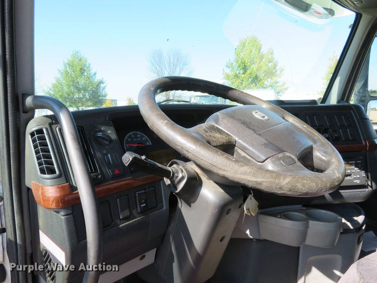 image for item DI3826 2005 Volvo VN  semi truck