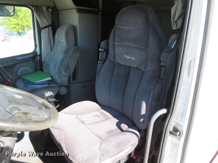 image for item DI3826 2005 Volvo VN  semi truck