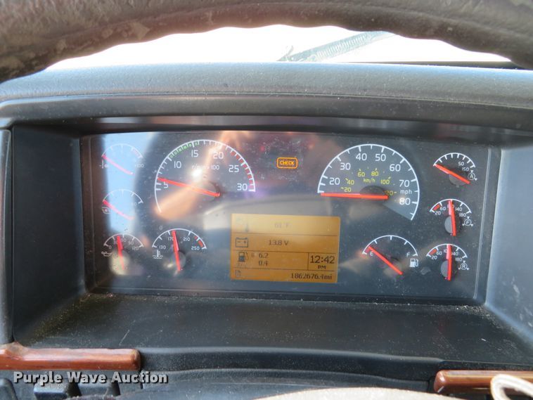 image for item DI3826 2005 Volvo VN  semi truck