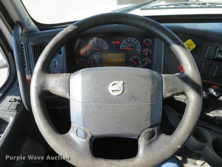 image for item DI3826 2005 Volvo VN  semi truck