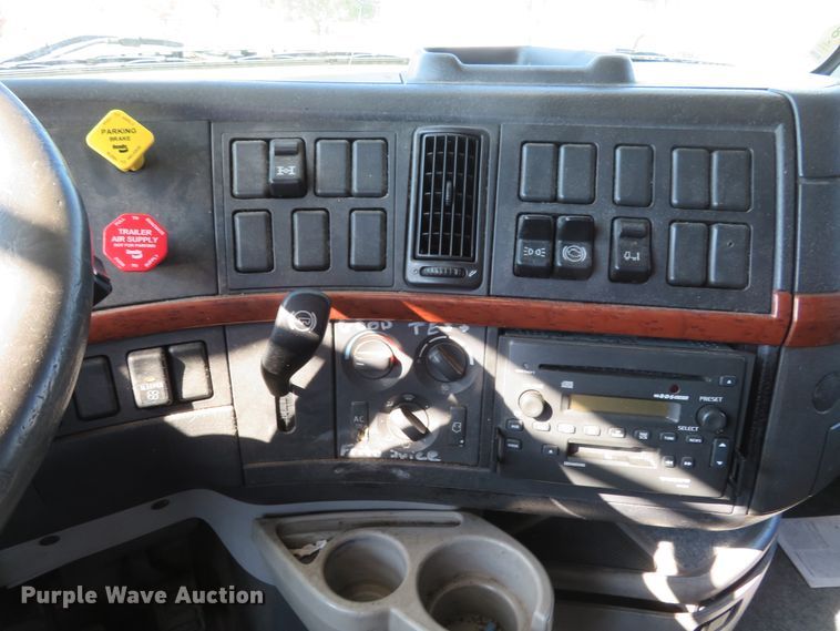 image for item DI3826 2005 Volvo VN  semi truck