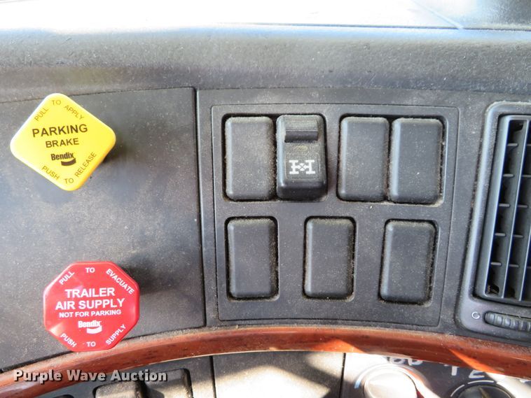 image for item DI3826 2005 Volvo VN  semi truck