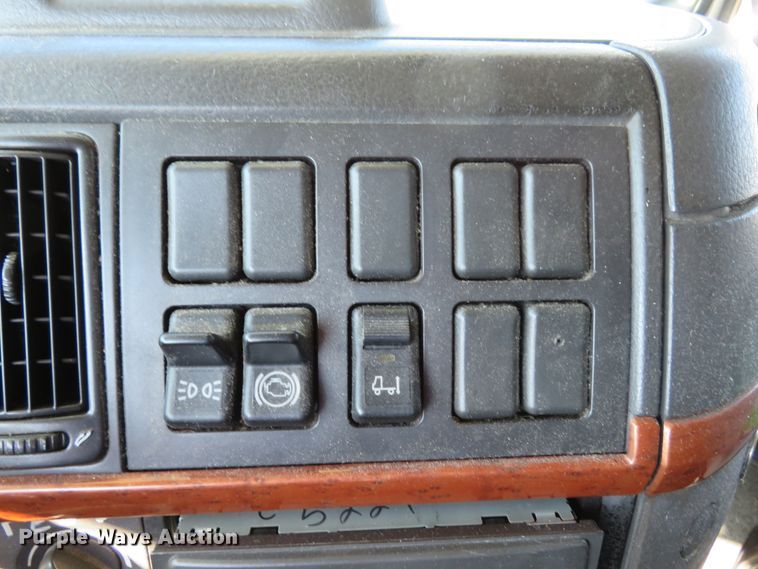 image for item DI3826 2005 Volvo VN  semi truck