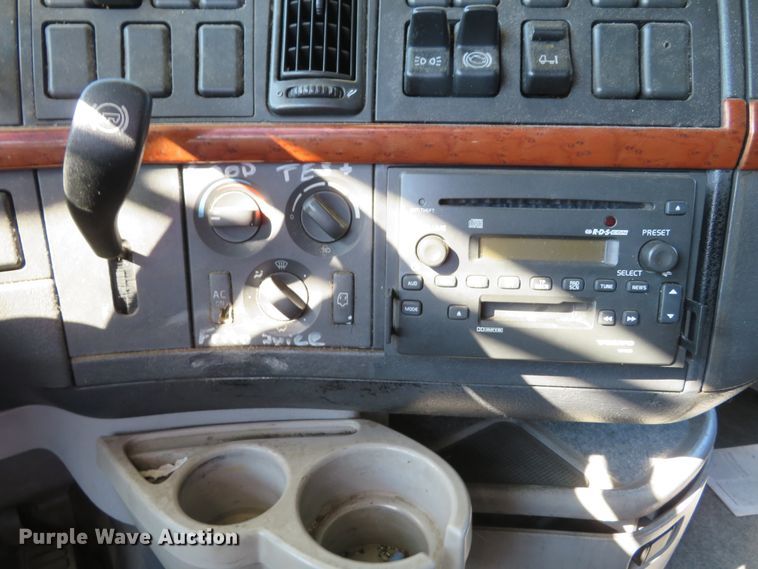 image for item DI3826 2005 Volvo VN  semi truck