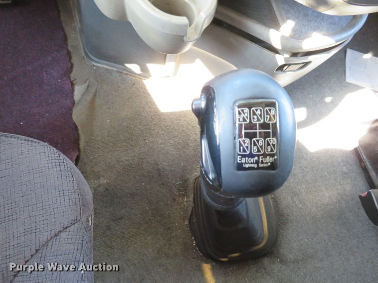 image for item DI3826 2005 Volvo VN  semi truck