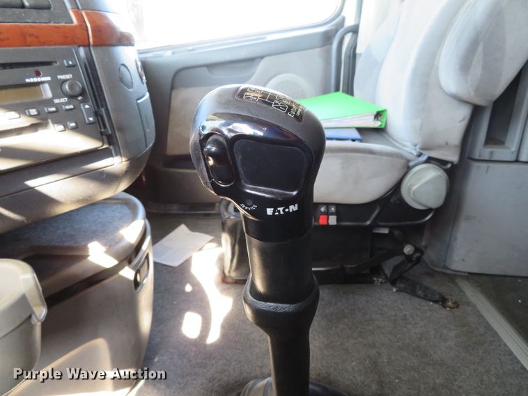 image for item DI3826 2005 Volvo VN  semi truck