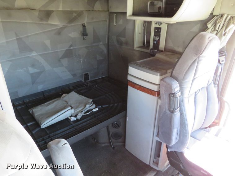 image for item DI3826 2005 Volvo VN  semi truck