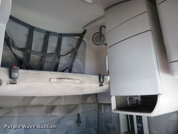 image for item DI3826 2005 Volvo VN  semi truck