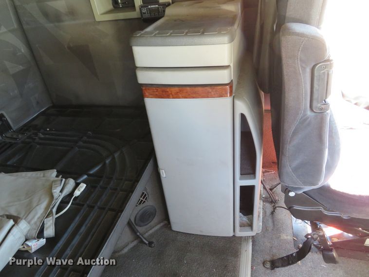 image for item DI3826 2005 Volvo VN  semi truck