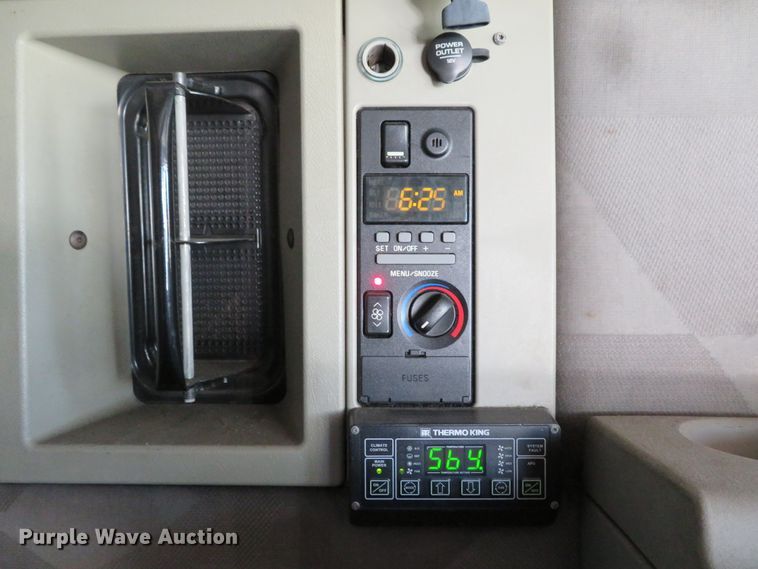 image for item DI3826 2005 Volvo VN  semi truck