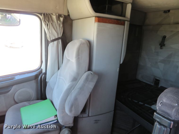 image for item DI3826 2005 Volvo VN  semi truck