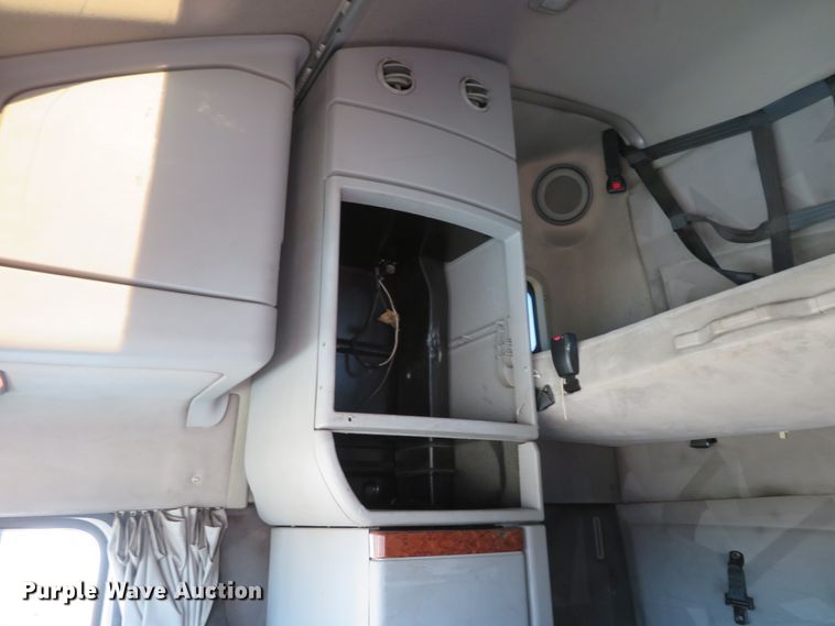 image for item DI3826 2005 Volvo VN  semi truck