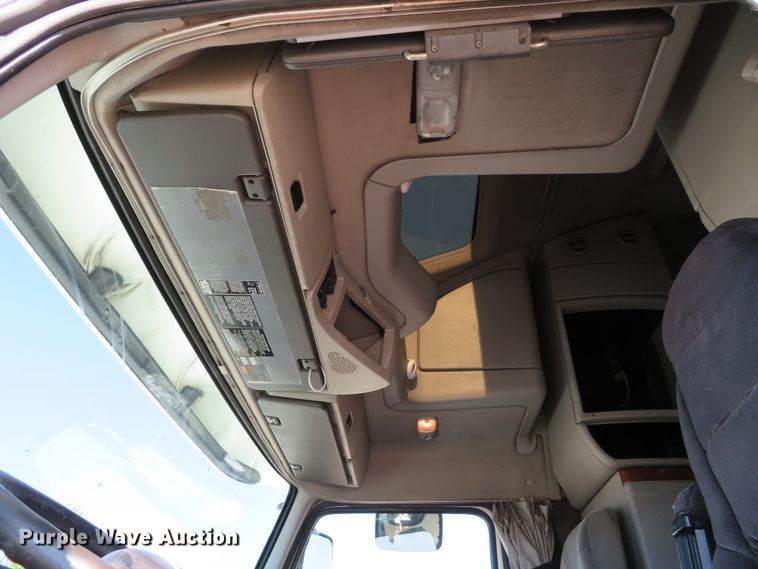 image for item DI3826 2005 Volvo VN  semi truck