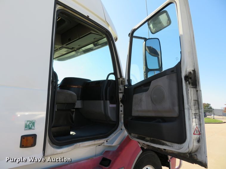 image for item DI3826 2005 Volvo VN  semi truck